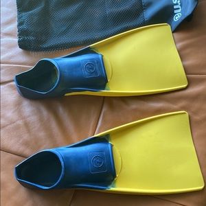 Men’s 10-11 yellow diver fins swimming
